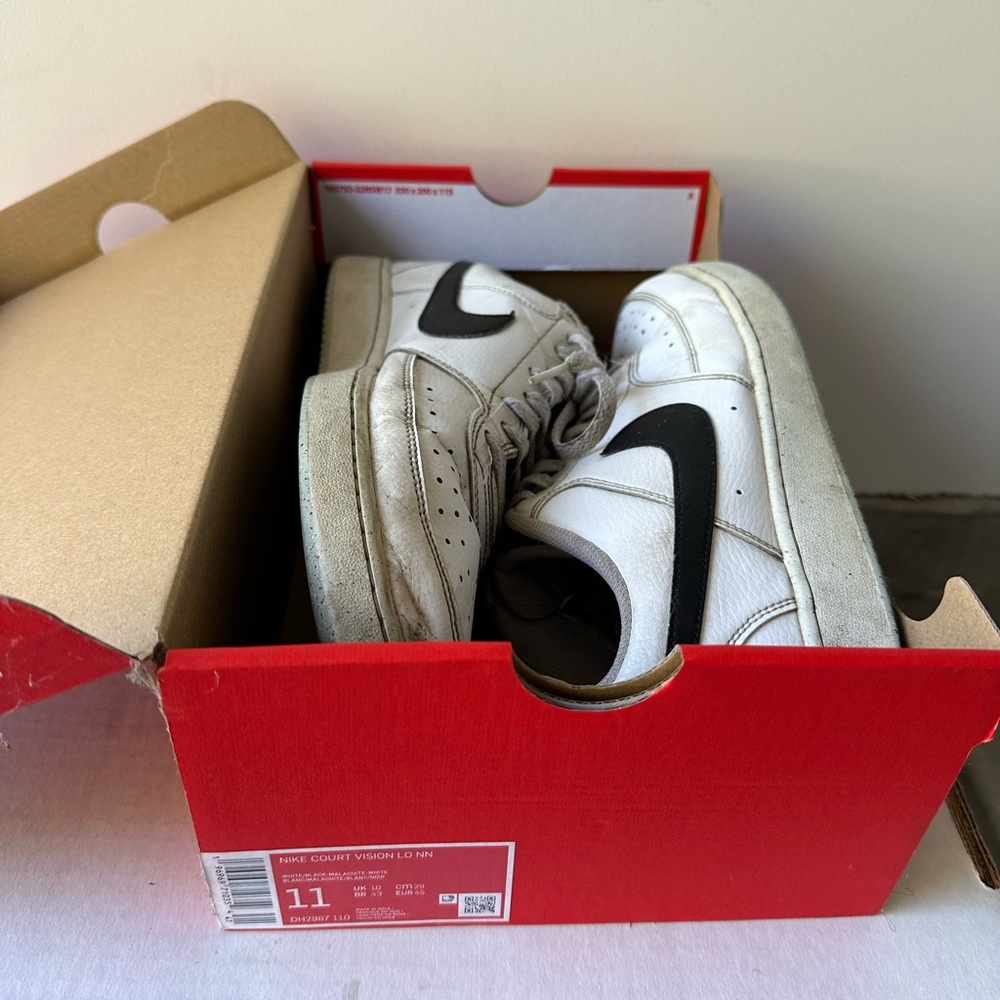 Nike Men's White and Black Athletic Shoes